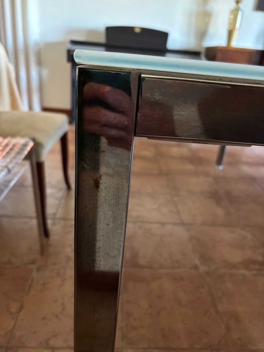 Mesa de jantar - estrutura de metal e superfície brilhante