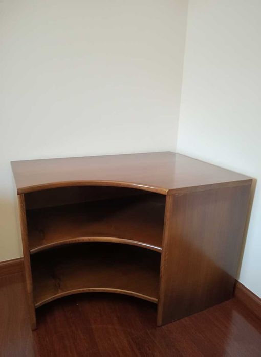 Par de Mesas de Cabeceira Vintage Modernas em Madeira Envernizada