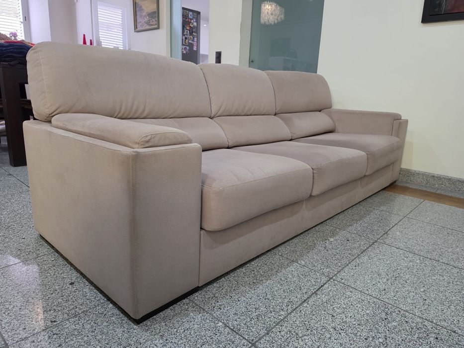 Sofa 2,35  cor bege com apoio pés