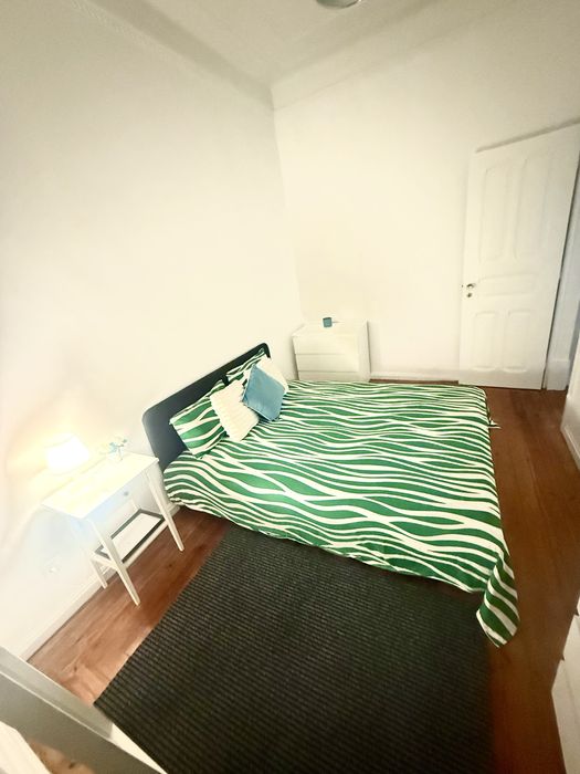 QUARTO mobiliado p casal ou familiares em frente El Corte Ingles