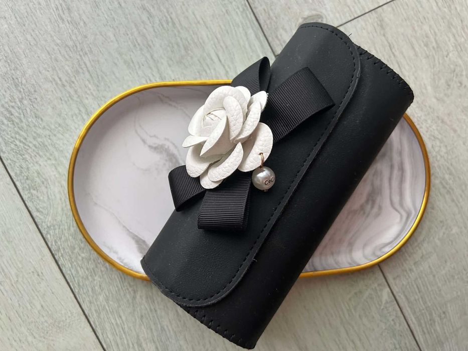 etui na okulary czarne z kokardą i kwiatem eleganckie