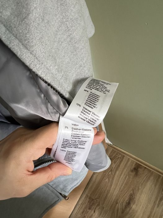 Szary płaszcz ciąźowy dla mam z wkładką na dziecko 42
