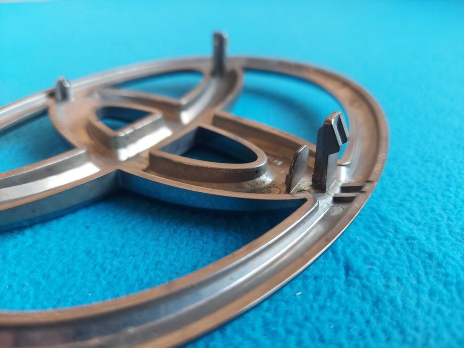 Емблема Toyota Highlander 2007–2013) оригінал кріплення цілі эмблема