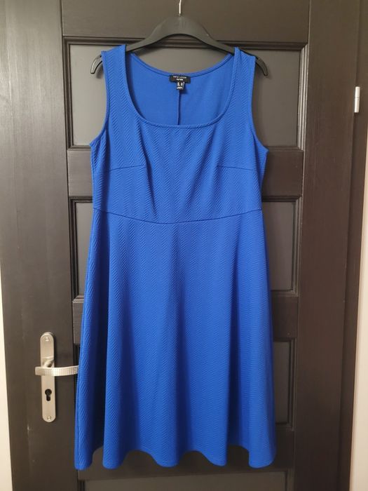 Niebieska sukienka z odkrytymi r44/46