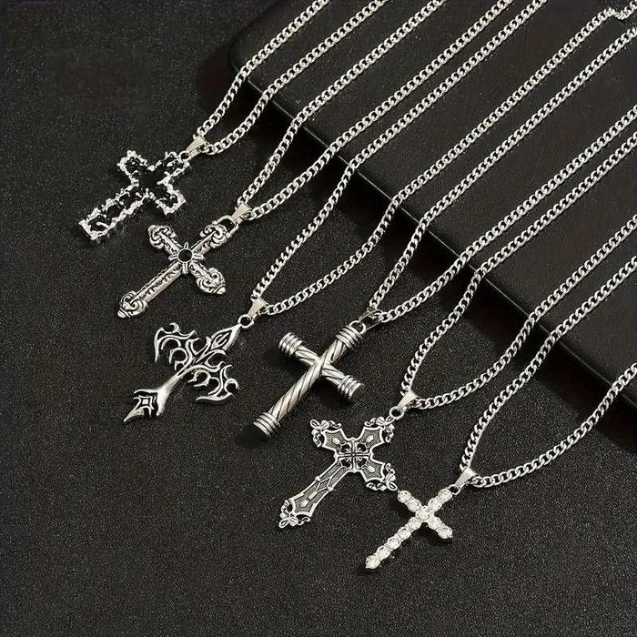 colares com pingentes , aneis e pulseiras tipo Punk rock - gótico -