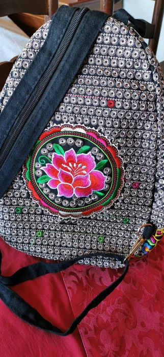Mochila bordada colorida
