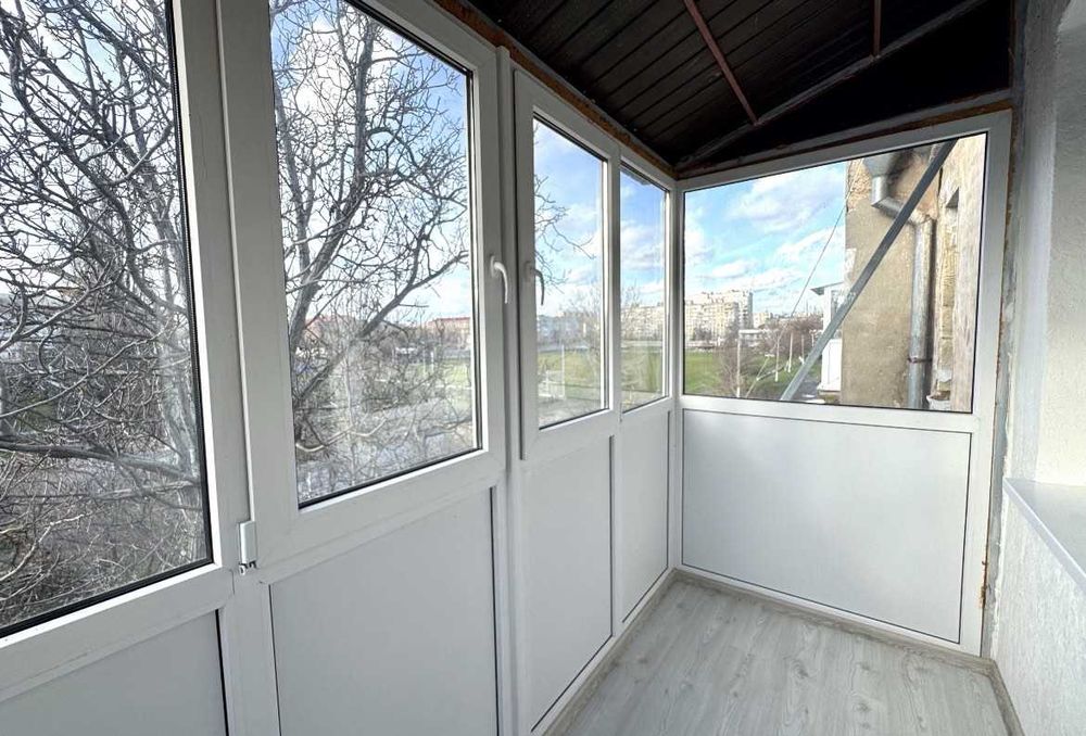 продаж 2 кімн сталінки Садова 2 поверх ремонт,гараж,закритий двір