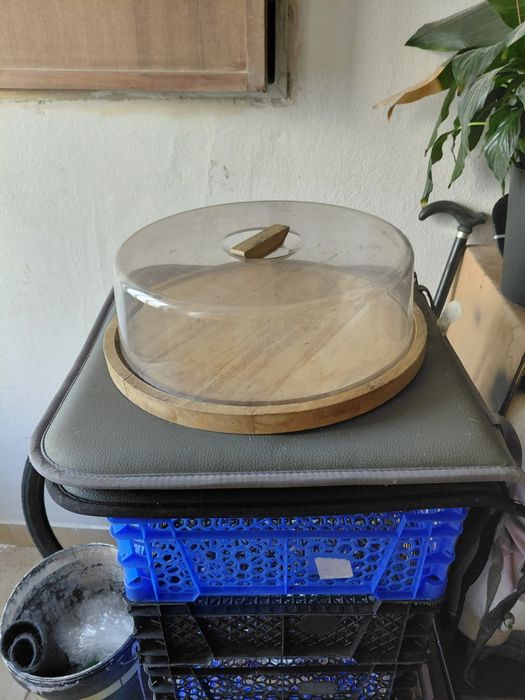 Tabuleiro antigo em bom estado geral para colocação de pão