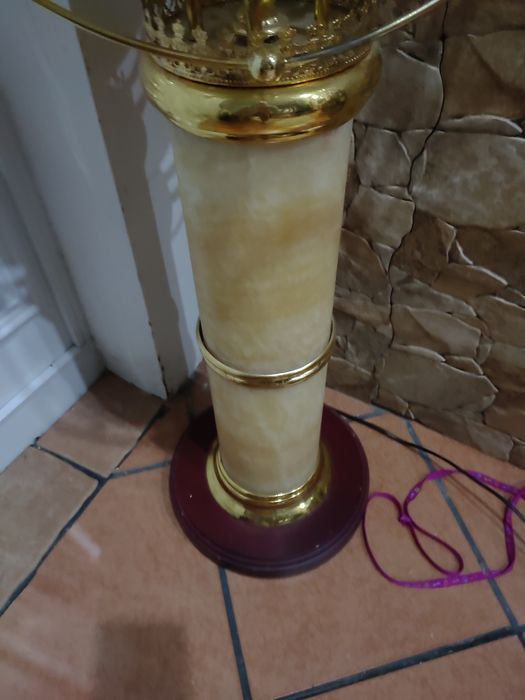 Globo com o mapa do mundo com estrutura em pedra e com base de madeira