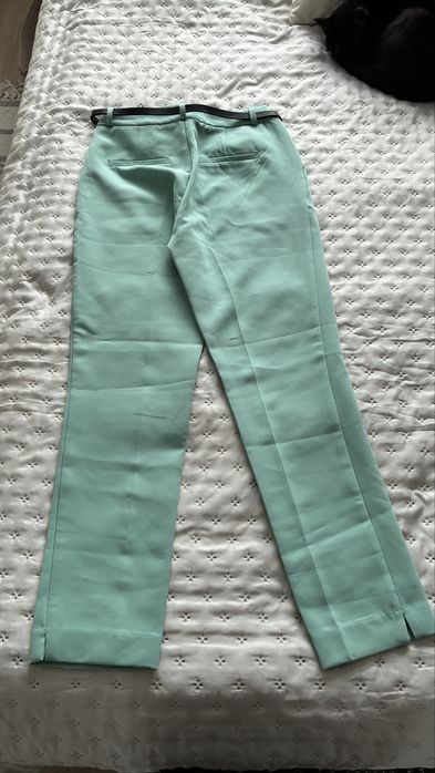 Stradivarius nowe mietowe spodnie z paskiem XS/34