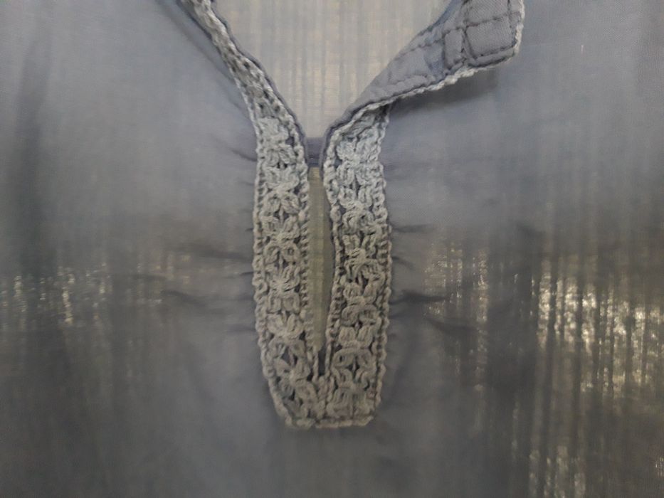 Vestido liso, de cor azul celeste, com borda em renda (M)