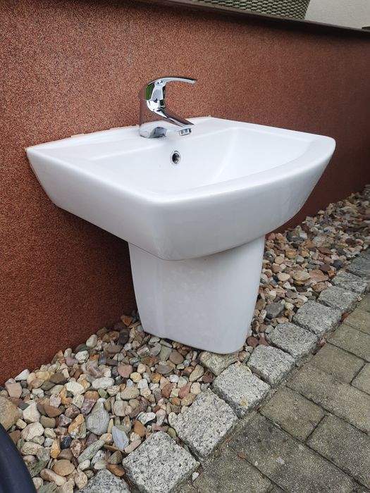 Umywalka CERSANIT z półpostumentem i baterią GROHE.