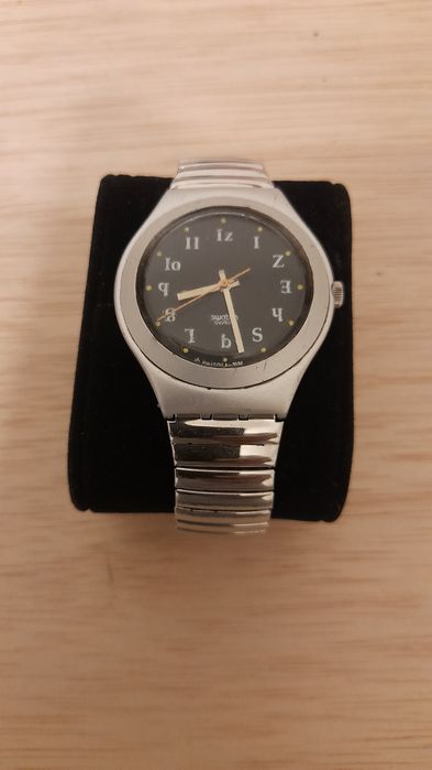Relógio swatch com letras