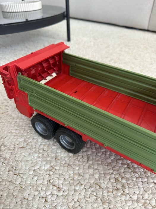 Duży traktor John Deer z przyczepą