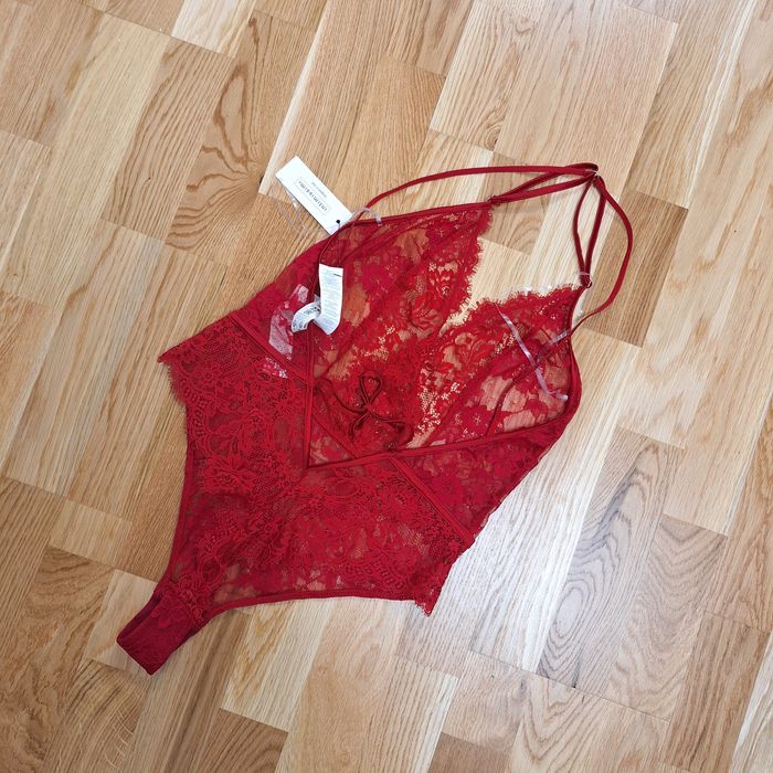 Czerwone body koronkowe Intimissimi M