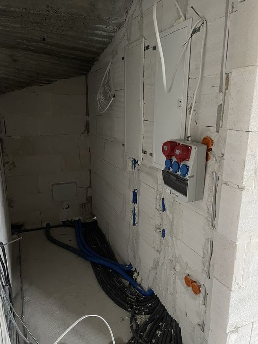 Dom jednorodzinny zamkniety zrobiona elektryka gotowy do tynkowania