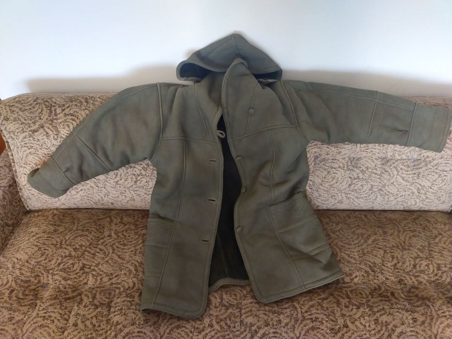 Kożuch damski Eco, przed kolana, z kapturem - kolor: oliwkowy, duże XL