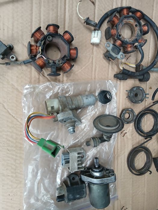 Сузукі Летс 2-  запчастини двигуна ,пластик