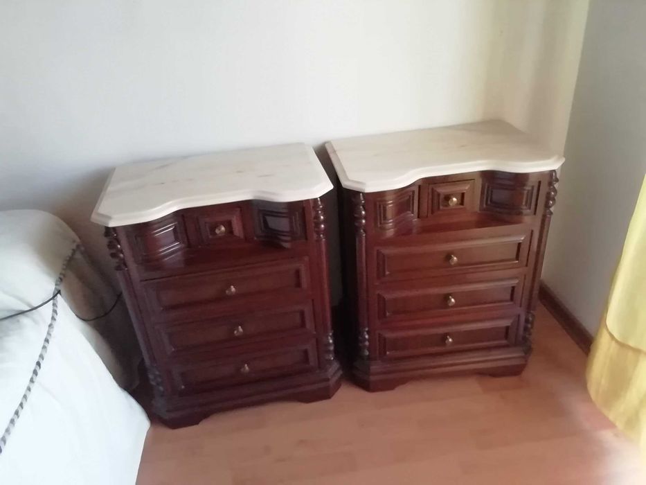 Móveis de quarto em muito bom estado. Madeira macissa.
