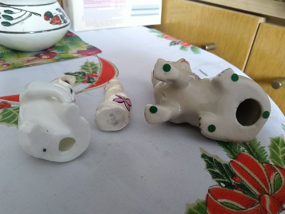 Zestaw kotków ceramicznych.