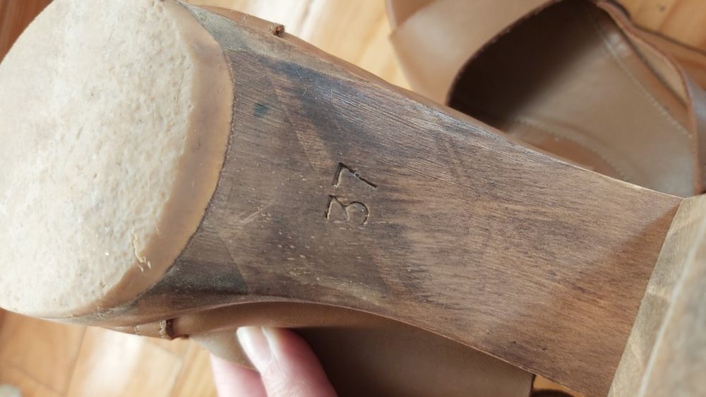 Sandálias camel Stradivarius 37