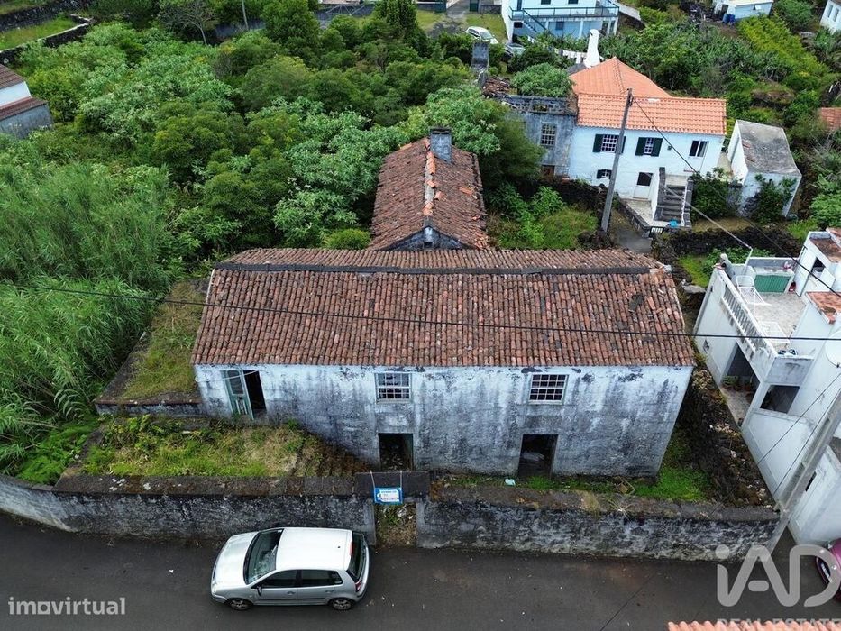 Casa tradicional T3 em Ribeiras de 207,00 m2