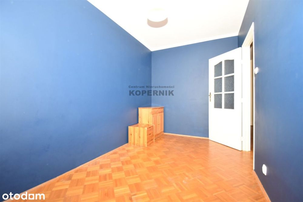 Dwa pokoje, cegła, duży balkon.