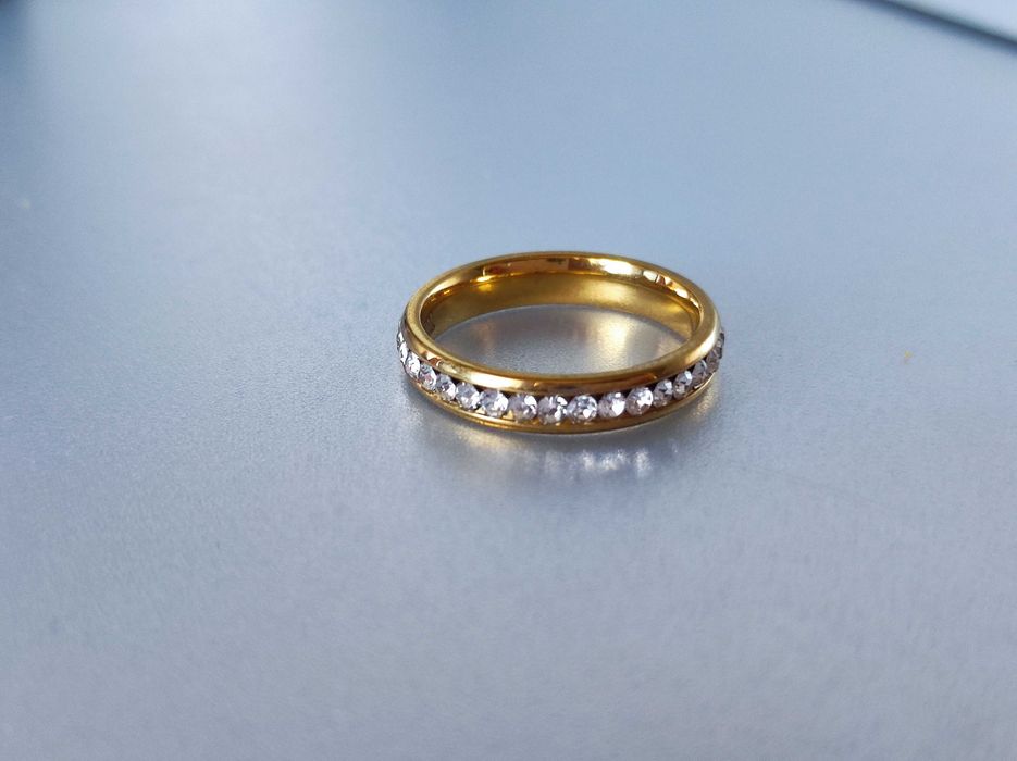 pierścionek obrączka z cyrkoniami r 18mm stal szlachetna