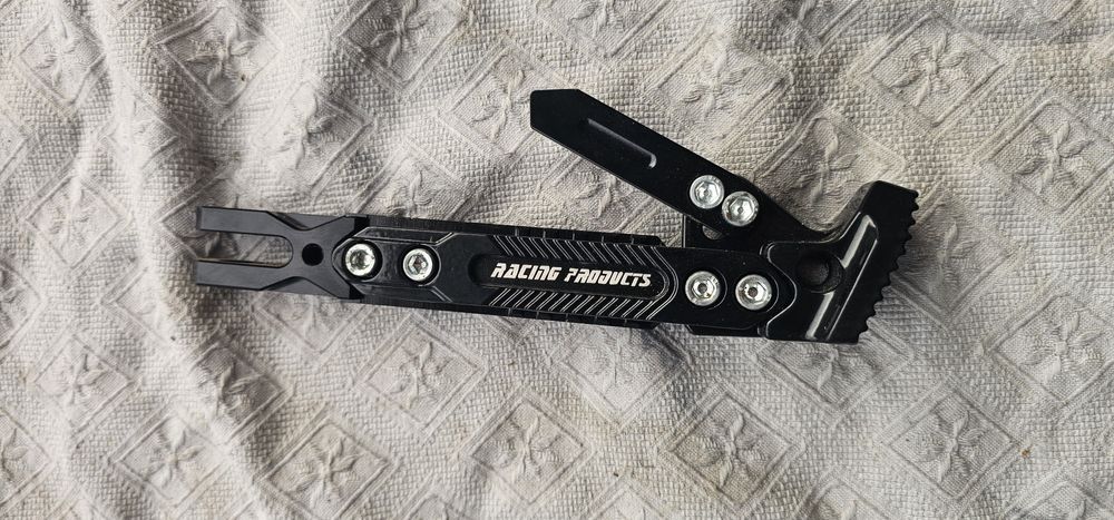 Apoio de pés universal ajustável na cor preta para moto