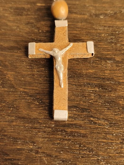 Stary drewniany różaniec z napisem Betlejem ⁴⁶