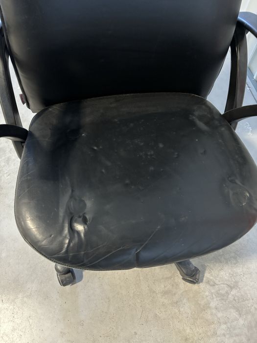 Cadeira escritorio em pele