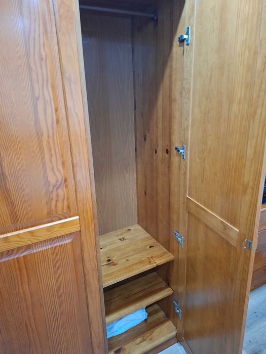 Roupeiro de quarto em bom estado