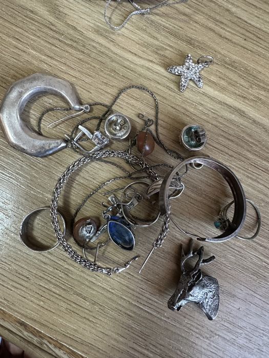 Браслети срібні і простенькі.