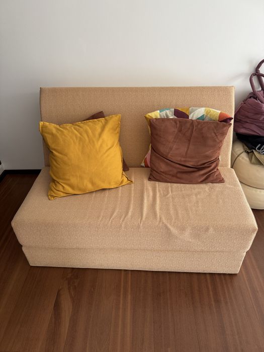 Sofá-cama amarelo
