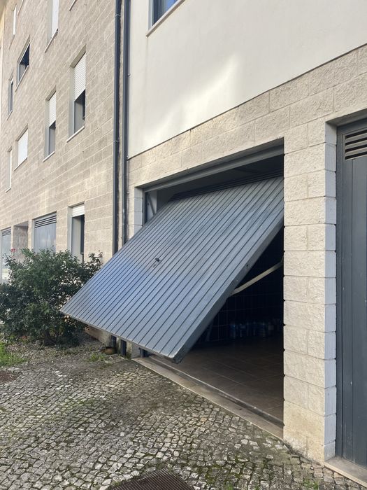 Portão de garagem com motor elétrico