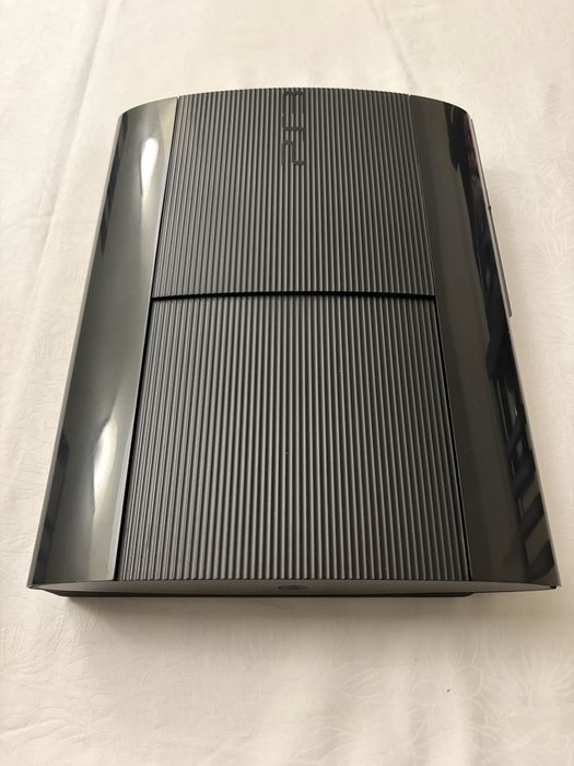 PS3 Super Slim 500GB com comando e jogos