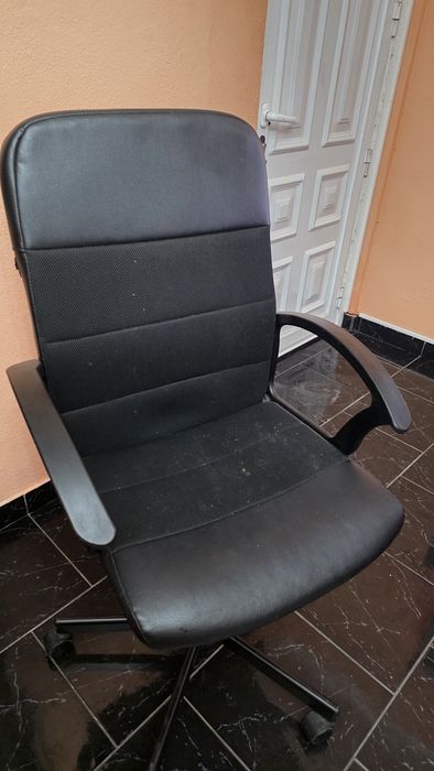 Cadeira escritório praticamente nova