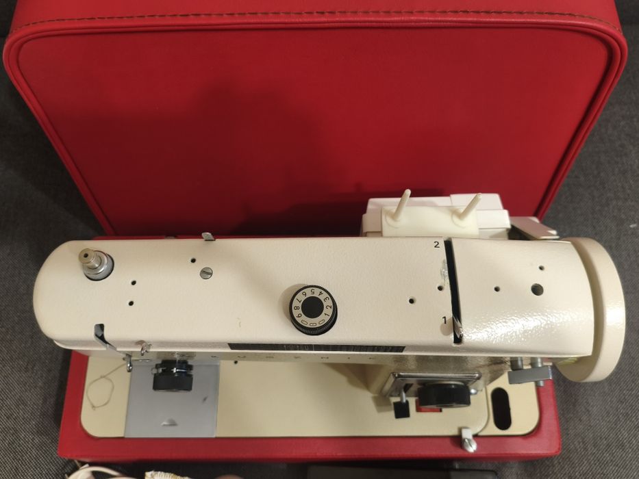 Po dokładnym serwisie maszyna do szycia Łucznik 438