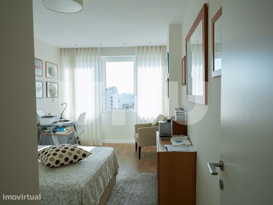Apartamento T2, remodelado, em condomínio com piscina.