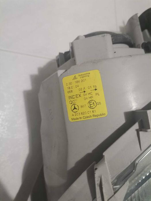 Farol Direito Mercedes Classe C (W203) – 45€ (Loures)