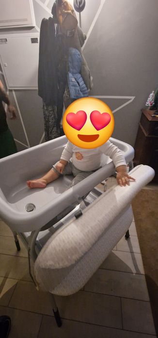 Vendo banqueta de muda fraldas com banheira