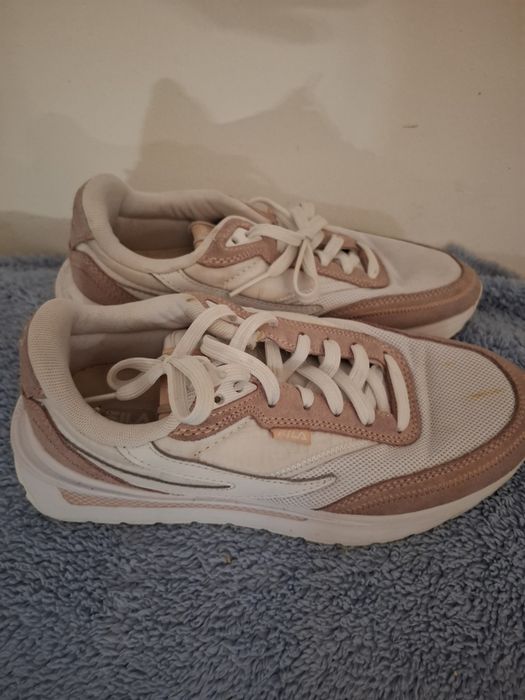 Ténis brancos e rosa velho da marca Fila
