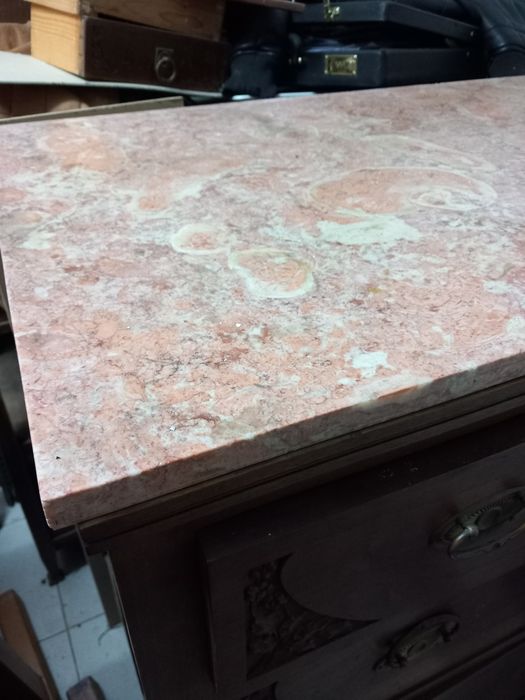 Cómoda com tampo em mármore rosa