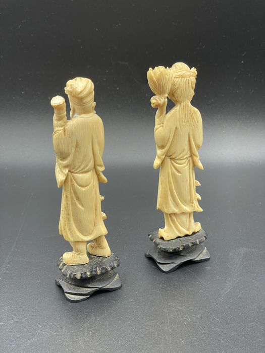 Par de esculturas chinesas em material nobre gueixa e sabio