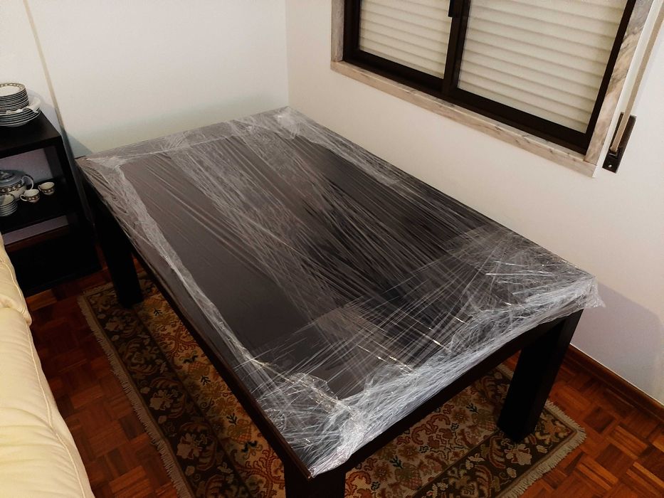 Mesa em madeira maciça muito bom estado