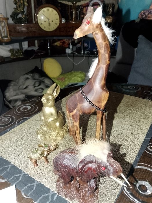 Статуетки різного розміру та матеріалу