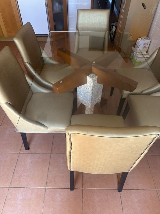 Mesa com tampi de vidro e seis cadeiras