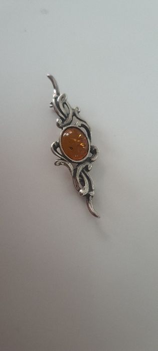 Broszka z bursztynem