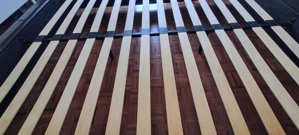 Cama casal c/ cabeceira + estrado - como novo