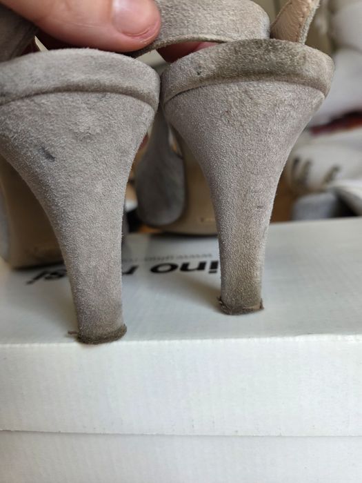 Szare zamszowe buty gino rossi odkrytą piętą